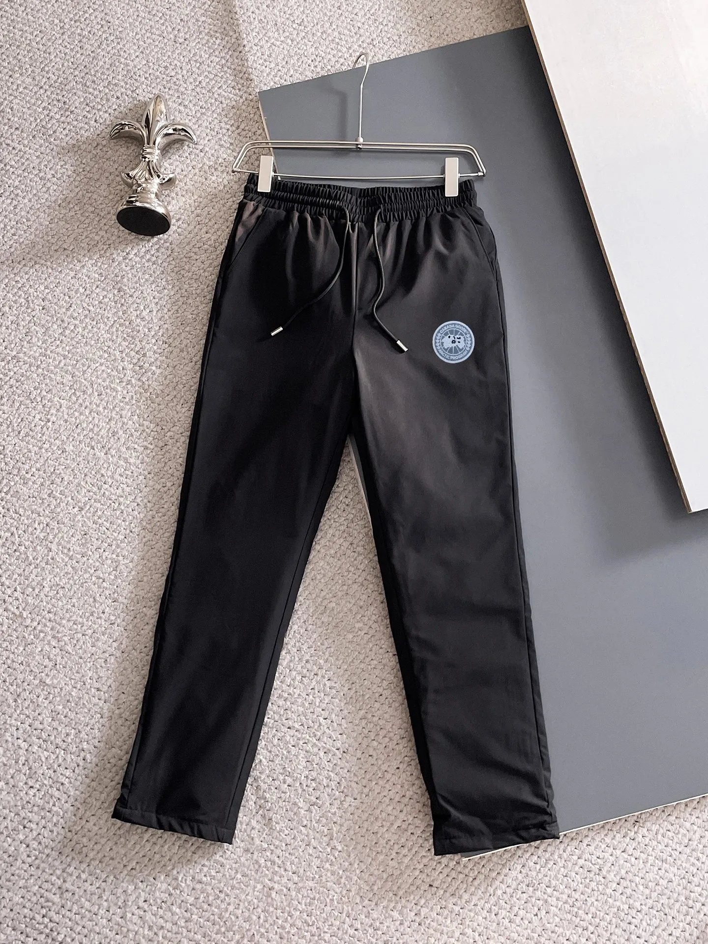 P490 Big Goose 25ss new autumn and winter thickened warm down pants are here🔥A must-have for winter, outdoor windproof, temperature-locking and warm. Made of professional-grade outdoor windproof, waterproof and breathable fabric. Lining is 90% white duck down filling. Lightweight design. Lightweight and warm. Seamless gluing process on the inside. Made of light and bold-proof velvet fabric to effectively prevent velvet running. Original hardware accessories. Classic logo matching. Simple and versatile. The upper body is stylish and not bulky. The style is the same for men and women! Size: M-3XL.